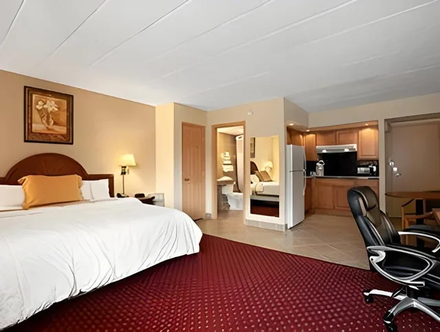 Courtyard, 2 Queen Beds، Tesla BioHealing Wellness Hotel & Resort, Ramada by Wyndham 2/4