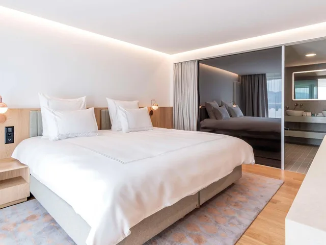 جناح بانورامي بسرير كينج بشرفة بإطلالة، Swissotel Kursaal Bern 3/9