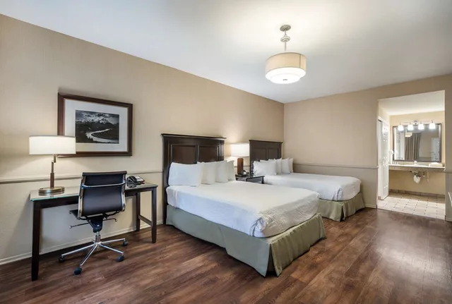 غرفة بسريرين مزدوجين بحوض استحمام لذوي الإعاقة، Best Western Corona Hotel and Suites 3/4
