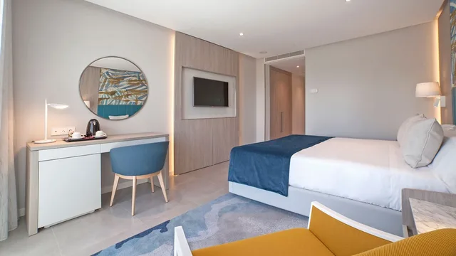 غرفة بريميوم بسريرين منفصلين بإطلالة على المسبح بشرفة، Alanda Hotel Marbella 2/4
