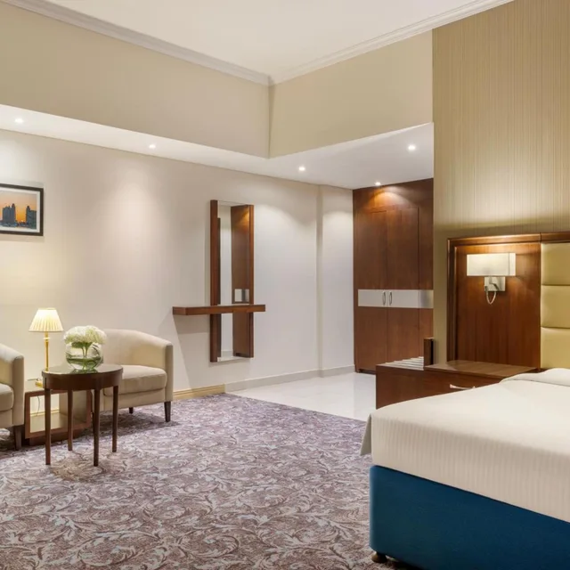 Deluxe, Double Bed, Side Sea View، Golden Tulip Doha 3/6