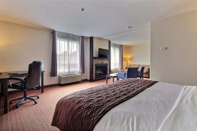 Suite, King Bed, Sofa, Hot Tub, Super 8 By Wyndham Quebec City 1/10