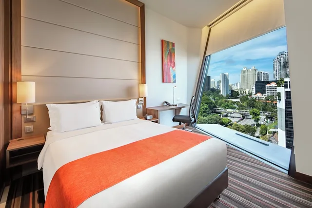 غرفة قياسية بسرير كوين بإطلالة على الجبل في الطابق العلوي، Holiday Inn Express Singapore Clarke Quay 5/9