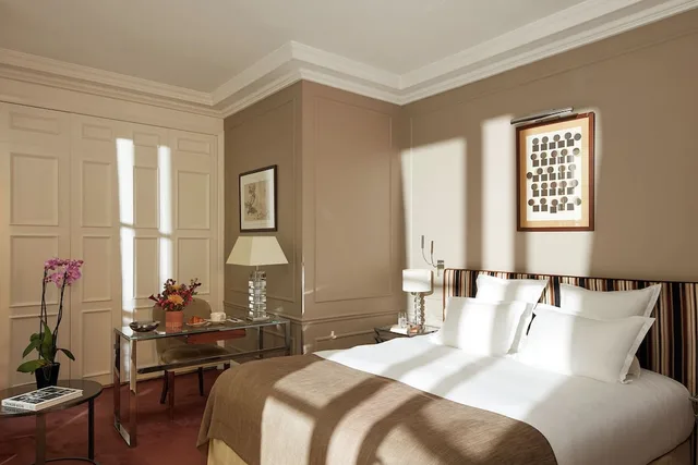 غرفة بريميوم بسرير كوين بشرفة، Le Burgundy Paris 3/3
