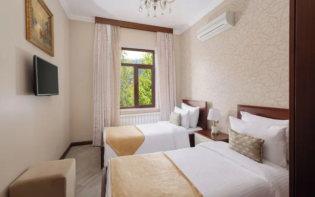 كوخ ديلوكس بسرير كينج وسريرين منفصلين بشرفة بغرفتي نوم، Shamakhi Palace Sharadil Hotel 1/2