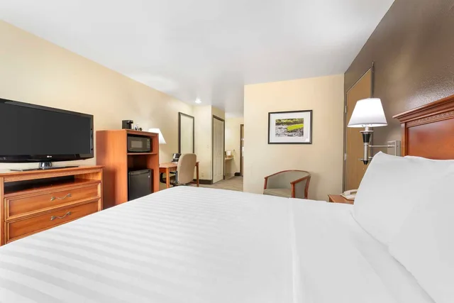 غرفة بسرير كوين بحوض استحمام لذوي الإعاقة، Best Western Canon City 1/5