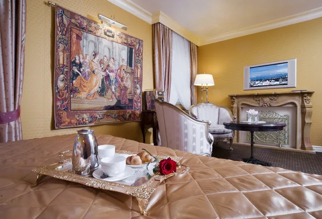 جناح جونيور، Imperial Hotel And Restaurant 1/4