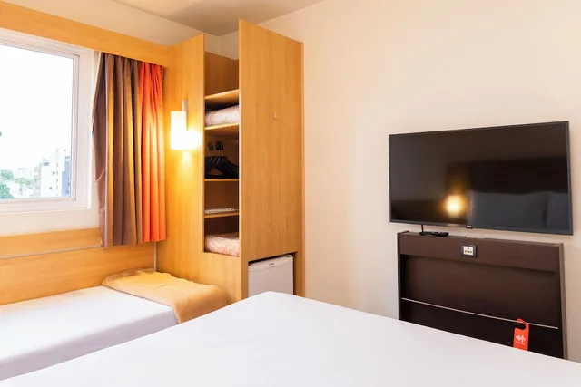 Standard, 1 Double and 1 Single Bed, Ibis Porto Alegre Moinhos De Vento 3/10