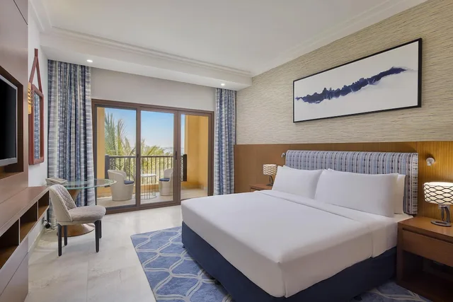 غرفة قياسية بسرير كينج لذوي الإعاقة، Double Tree by Hilton Resort and Spa Marjan Island 1/6