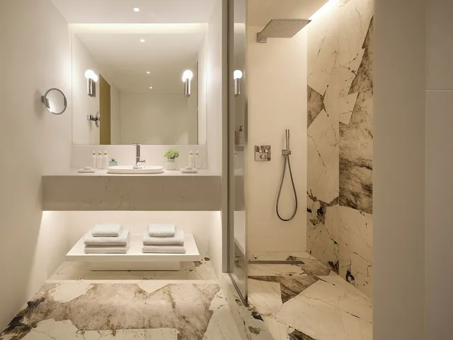 جناح كلوب بسرير كينج وسريرين منفصلين بغرفة نوم واحدة، The Roc Club, A Hotel to Live 4/4