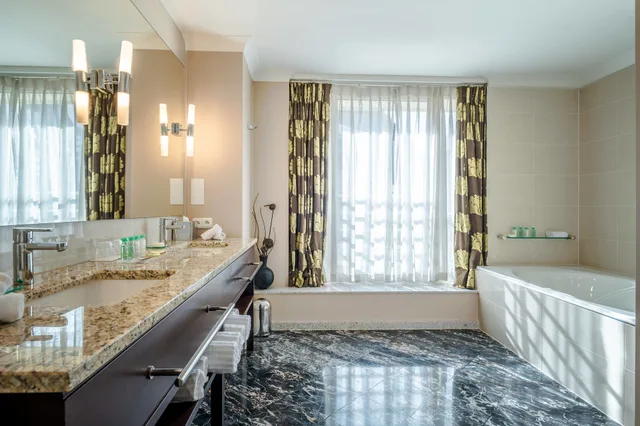 Executive, Suite, King Bed, Renaissance Brussels Hotel 6/6