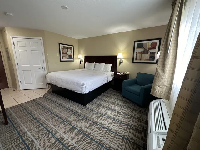 غرفة بسرير كينج، MainStay Suites Coralville - Iowa City 3/10