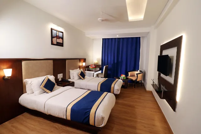 غرفة ديلوكس بسرير مزدوج وسريرين منفصلين، Hotel Myriad 1/3