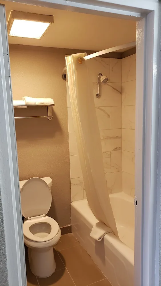 غرفة قياسية بسرير كينج، Econo Lodge Donalsonville, GA 4/4