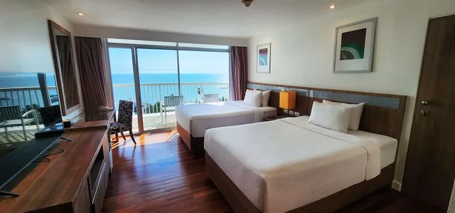 غرفة بريميوم بسرير كينج بإطلالة على البحر، Radisson Resort and Spa Huahin 2/4