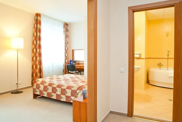 جناح جونيور بسرير كوين بغرفة نوم واحدة بجاكوزي، KOLONNA HOTEL BRIGITA 5/5