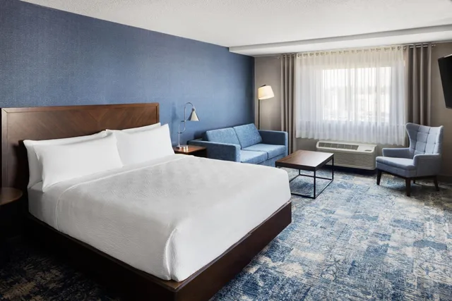 جناح ركني بسرير كينج بغرفة نوم واحدة مع أريكة، Four Points by Sheraton Edmonton South 1/5