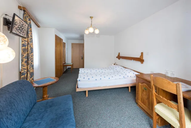 Room, Double Bed, Partial Mountain View, Balcony or Terrace، Hotel Rhodania 7/10
