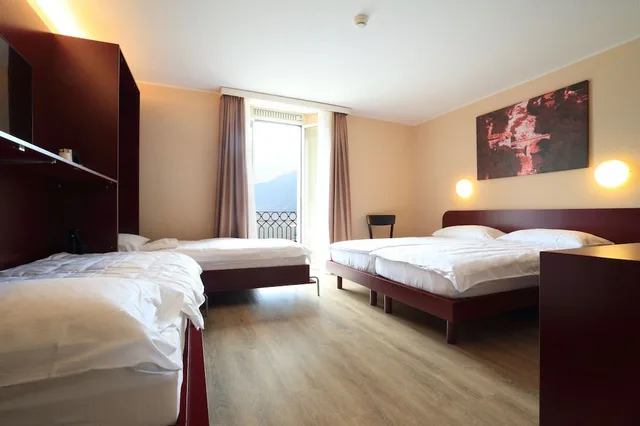 غرفة بسريرين منفصلين بإطلالة على البحيرة بشرفة بغرفة نوم واحدة، Hotel Elvezia 2/3