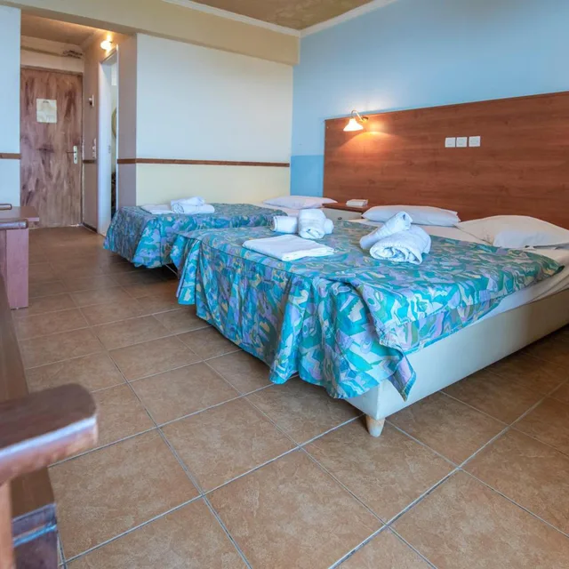 غرفة بسرير مزدوج أو سريرين منفصلين مع سرير إضافي، Sun Hotel Kineta 5/8
