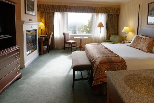 غرفة فاخرة بسرير كينج، Stoweflake Mountain Resort Spa 1/2