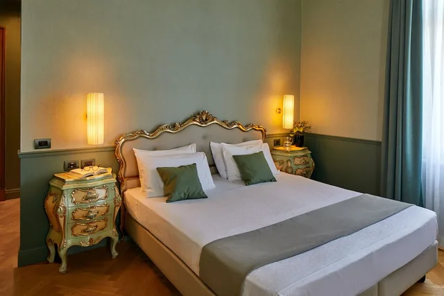 جناح بسرير كوين بشرفة، Hotel Villa Del Sogno 1/2