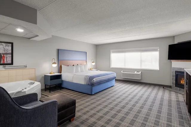 جناح ديلوكس بسرير كينج، AmericInn by Wyndham Shakopee Near Canterbury Park 7/10