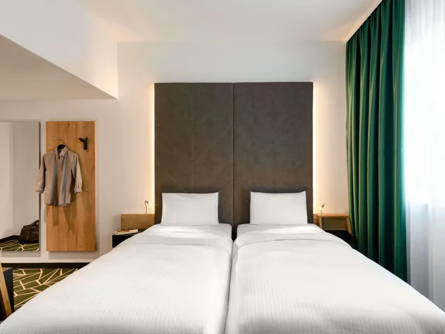 غرفة عصرية عائلية بسرير مزدوج مع أريكة، Ibis Styles Aschaffenburg 1/7