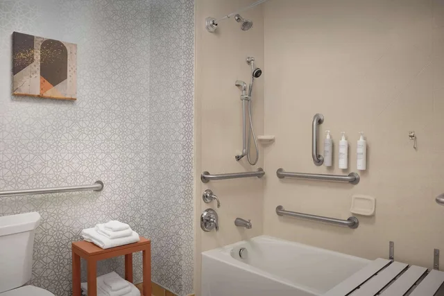 جناح استوديو بسرير كينج لذوي الإعاقة، Hampton Inn & Suites Williston 2/3