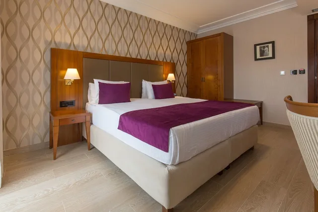 غرفة بسرير كينج بشرفة، Xenon Hotel 1/6