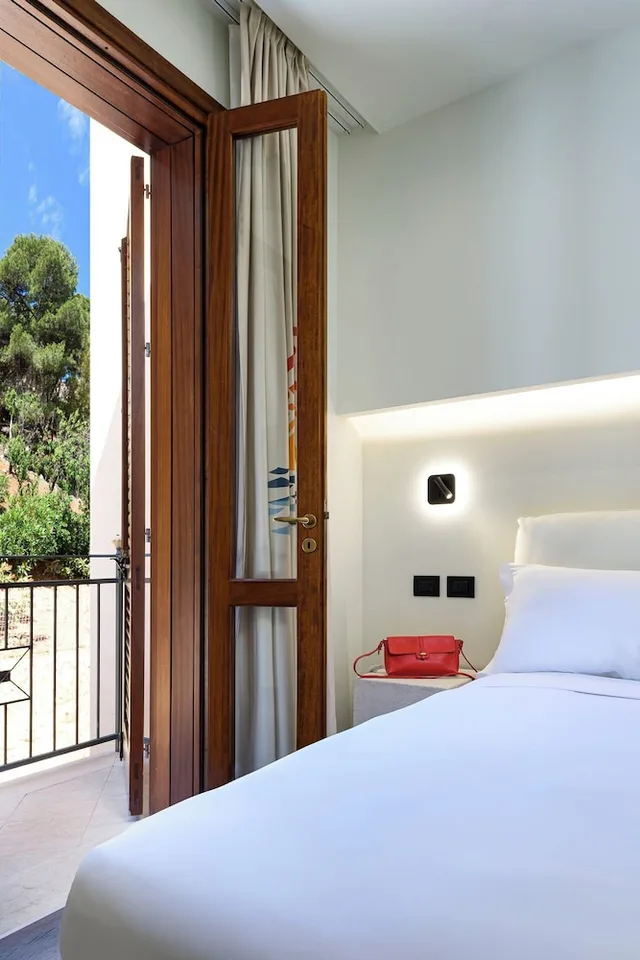 غرفة قياسية بسرير كوين بإطلالة على الجبل بشرفة، Albergo Auralba 1/5
