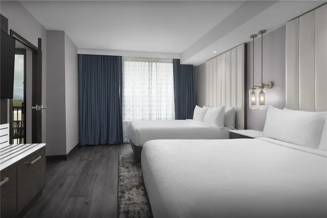 جناح بسريرين كوين بشرفة بغرفتي نوم بحوض استحمام لذوي الإعاقة، Embassy Suites by Hilton Pigeon Forge Resort 1/2
