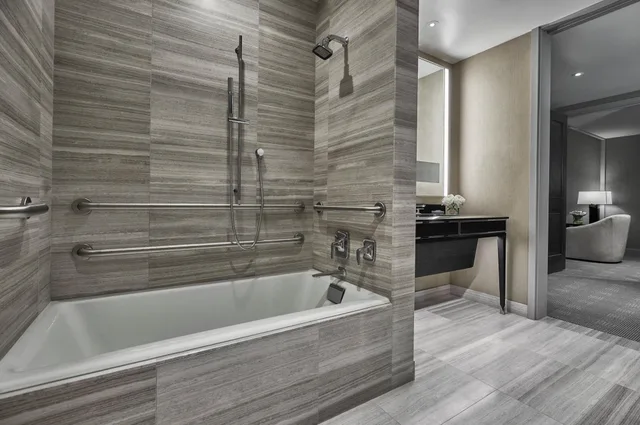 Back Bay, Suite, Corner, Accessible، Four Seasons Hotel One Dalton Street, Boston 2/2