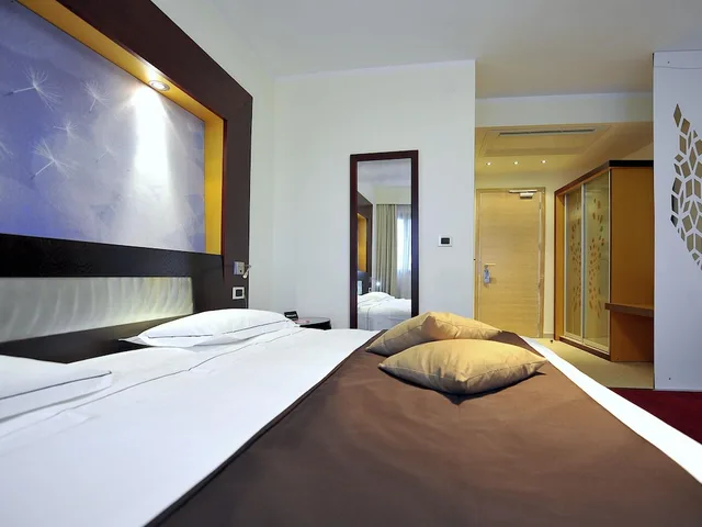 غرفة ثلاثية بسرير مزدوج وسرير فردي، Mercure Olbia Hotel e Spa 2/6