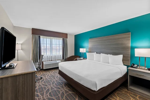غرفة بسرير كينج بحوض استحمام لذوي الإعاقة، Best Western Presidential Hotel & Suites 1/5