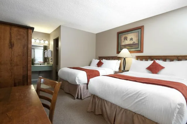 Room, 2 Double Beds, Tonquin Inn Jasper Hotel 2/8