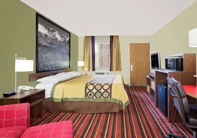 غرفة أساسية بسرير كوين، Super 8 by Wyndham Denver Central 2/3