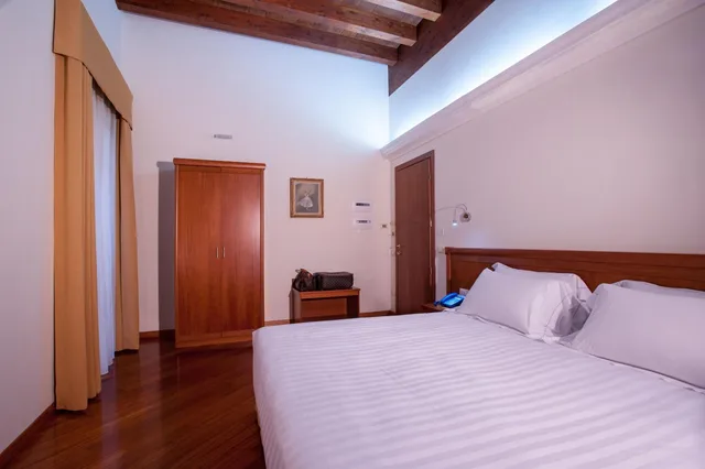Room, Double or Twin Bed, Accessible, Hotel Flora 2/8