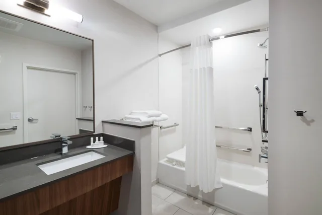 غرفة بسريرين كوين بحوض استحمام لذوي الإعاقة، Fairfield Inn & Suites by Marriott Savannah I-95 North 2/3