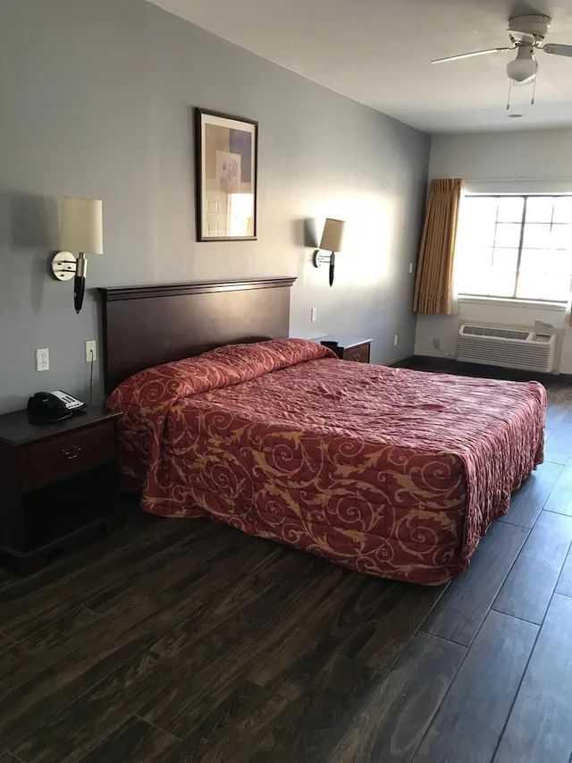 Standard, King Bed, Texas Inn and Suites at La Joya 1/4