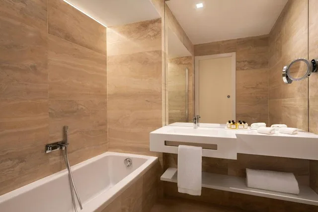 Guest Room, Superior, Twin Beds, Urban View, Balcony، Sina Bernini Bristol, Autograph Collection 4/4