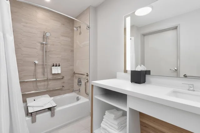 غرفة بسريرين كوين بحوض استحمام لذوي الإعاقة، Wyndham Garden Anna 5/5