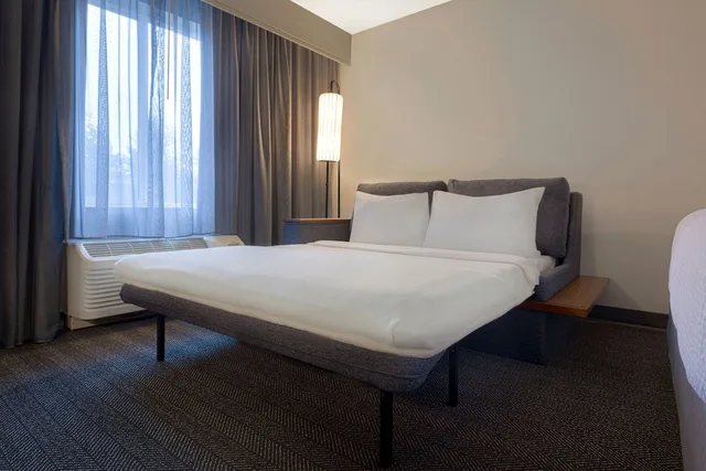غرفة بسرير كينج لذوي الإعاقة، Courtyard By Marriott Portland Southeast Clackamas 1/6
