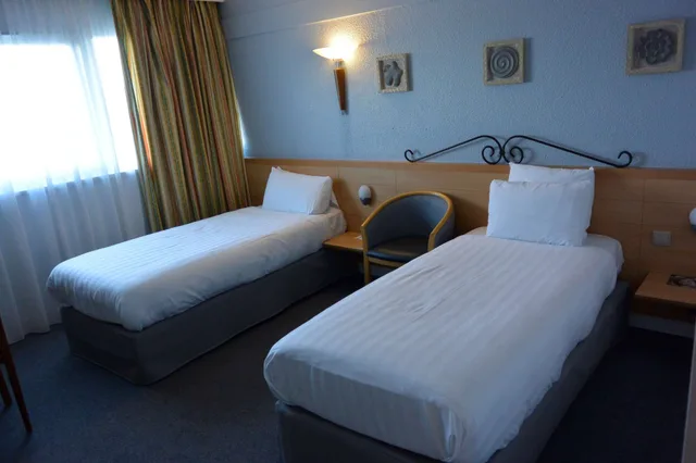 غرفة كومفورت بسريرين منفصلين، Kyriad Prestige Mulhouse Basel 1/9