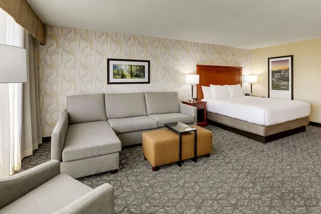 غرفة بسرير كينج مع أريكة في طابق مرتفع، Drury Inn & Suites Marion 5/6