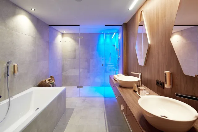 جناح بريميوم بسريرين منفصلين وسرير كوين بشرفة مع أريكة، Alpin Lodge Das Zillergrund 6/10