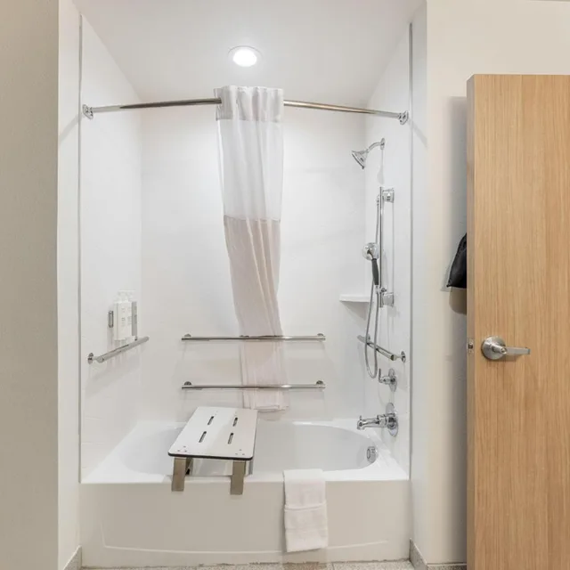 غرفة بسرير كينج وسريرين كوين بحوض استحمام لذوي الإعاقة، Spark by Hilton Garland Dallas East 2/3