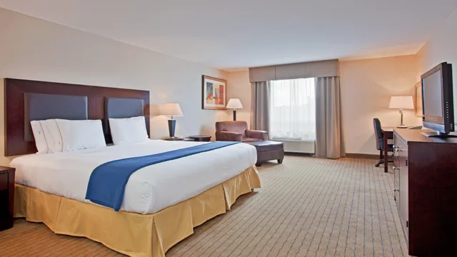 غرفة بسرير كينج، Holiday Inn Express Hotel Suites Swift Current 1/3