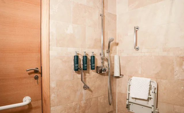 غرفة بسرير كينج لذوي الإعاقة، Doubletree By Hilton Milton Keynes 5/5