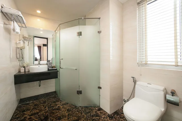 غرفة سيغنتشر متصلة بسرير كينج وسريرين منفصلين بإطلالة على المدينة، Hanoi La Palm Premier Hotel & Spa 4/4